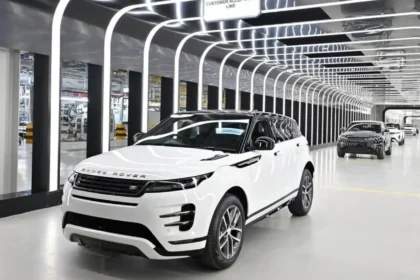 Electric vehicles on Indian roads as EV adoption crosses 10 percent market share in May 2026.