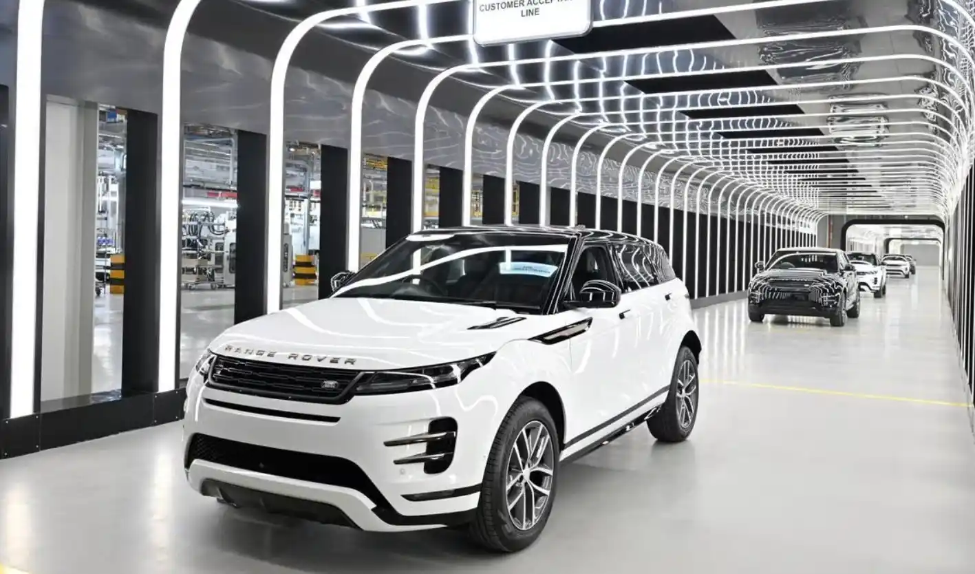 Electric vehicles on Indian roads as EV adoption crosses 10 percent market share in May 2026.