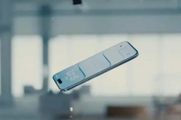 Apple iPhone Air displayed with latest Amazon discount offer in India