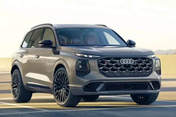 2026 Audi Q7 luxury SUV with redesigned front fascia, split LED headlights and large grille