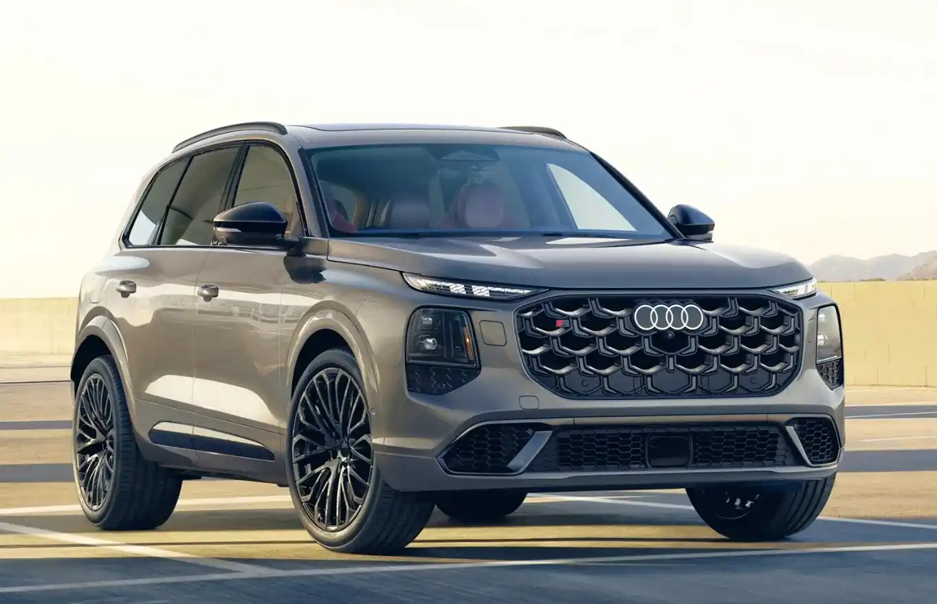 2026 Audi Q7 luxury SUV with redesigned front fascia, split LED headlights and large grille