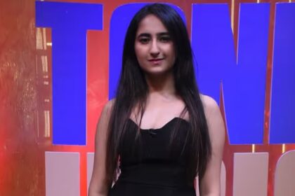 Heart Up My Sleeves founder Riya Khattar presenting her detachable sleeves fashion startup