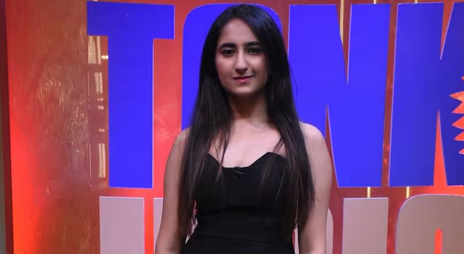 Heart Up My Sleeves founder Riya Khattar presenting her detachable sleeves fashion startup